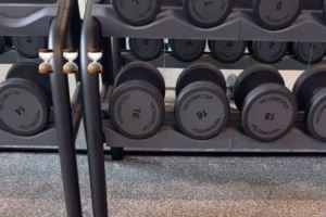 假期撸铁！谢尔基社媒晒健身房内视频