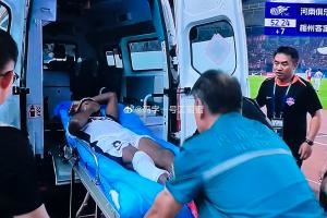 被暴力蹬踏！梅州外援恩戈姆被担架抬下，随后直接上了救护车