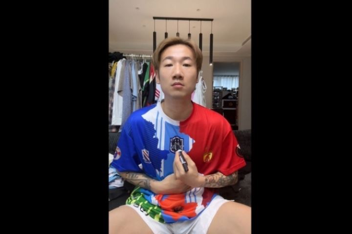 声援韦世豪？旧将荣昊涂黑球衣前的泰达队徽：作为男人谁能忍？