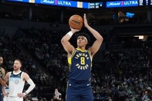 非常高效！弗里曼8投7中攻下14分10板2帽