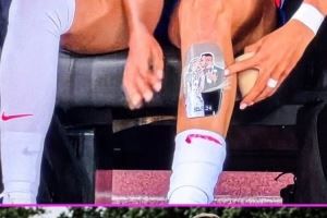 爱的力量❤️英格兰女足前锋凯莉的护腿板印着和丈夫接吻的画面