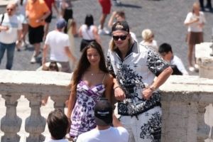 太阳报：哈兰德与女友伊莎贝尔在罗马度假，并与一些路人合影留念