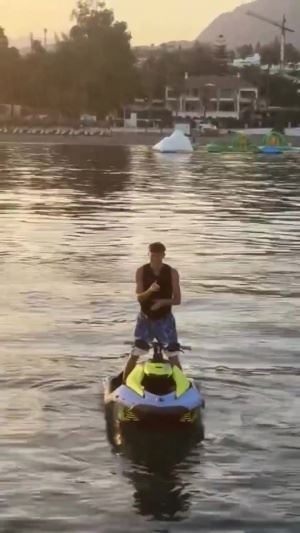 抽象🤣怀森晒度假视频，在摩托艇上跳起魔性舞蹈🕺🏽