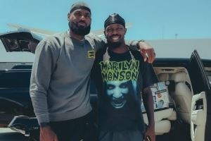 ⚽🤝🏀图拉姆社媒晒与詹姆斯合照+假期训练照片