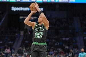 沃尔什谈投篮姿势变化：我调整了脚步 以便能更快进入投篮状态