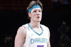 克尼佩尔：昨天缝了五针 所以须戴上这个看起来愚蠢至极的丑头带