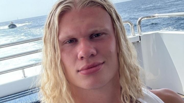 帅🤣哈兰德调侃：吐槽我发型前先照照镜子，你真有资格点评吗？