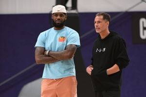 👉来投票啦！休赛期的几番引援能让湖人下赛季进入争冠行列吗？