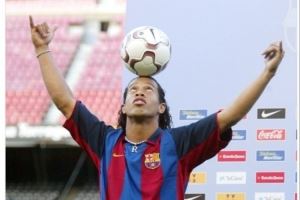 今天是小罗加盟巴萨22周年，巴萨社媒晒照向巴西传奇球星致敬🤙