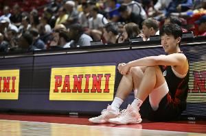 开拓者夏联主帅：我出国打球时比杨瀚森还大 适应得都没他这么好