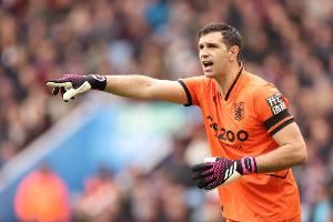 记者：曼联尚未决定是否追求大马丁，计划引进年轻的二号门将