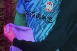 记者：青岛西海岸门将的那张纸是守门员教练杨智给他的