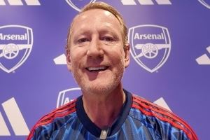 英媒：阿森纳新赛季客场球衣在新加坡举行发布会，旧将帕洛尔讲话