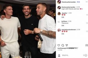 度假时光，特奥社媒晒与卢卡斯&帕瓦尔在卡普里岛聚合合影