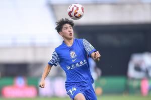 记者：大可不必对刘诚宇如此苛求，他也必须要不断努力提升自己