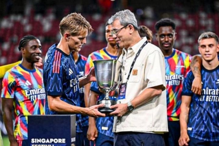 阿森纳季前赛赛后颁奖环节，厄德高不举杯&把奖杯放地上号召合影