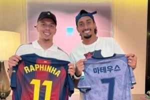 拉菲尼亚与K联赛外援交换球衣，晒照并配文：很高兴见到你 兄弟