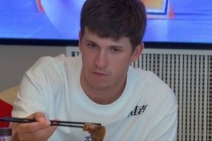 挺熟练😍里夫斯第二次来中国淡定用筷子 从握姿到夹菜一气呵成