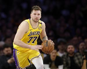 长留LA！077上赛季在独行侠场均28.1+8.3+7.8 在湖人28.2+8.1+7.5