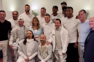 湖人新老板沃尔特和珍妮带东契奇和几名湖人队员在拉斯维加斯庆祝