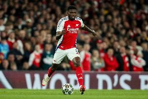 泰晤士：托马斯律师将要求有条件保释，以便球员能在黄潜继续踢球