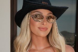 哈利伯顿女友晒性感写真：沉迷于夏天🍑🍊