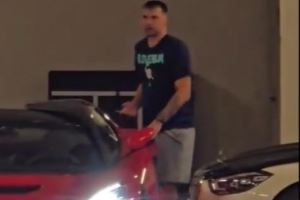 赛后囧途😂！东契奇想开车却遭“物理锁死”  谁家的车这么贴贴