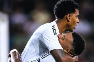 表达支持！姆巴佩晒抱起罗德里戈庆祝照片：我的兄弟😘