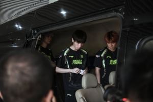 峡谷勇士走进绿茵场🤝  NIP电子竞技俱乐部抵达深体