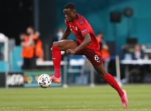 记者：吉达国民3000万欧报价扎卡里亚，球员对去沙特持开放态度