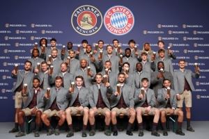 迎接新赛季！拜仁官方晒全队手持啤酒的全家福合影