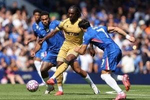 电讯报谈埃泽在枪手位置：左边锋、偏左8号位或菱形中场的前腰