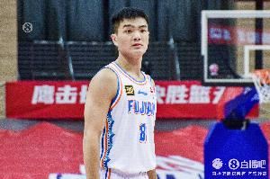 上赛季场均7.6分5.8助 媒体人：黎伊扬两年C类合同续约福建男篮