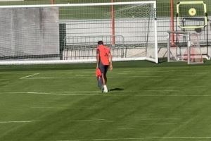 记者：穆勒今日继续在拜仁基地训练，明天返回温哥华