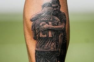 😔缅怀国家队队友！鲁本-内维斯将拥抱若塔画面纹在小腿