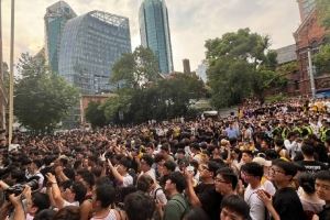 网友晒照：公司楼下好多人 感谢詹姆斯MVP 领导让我们早点下班