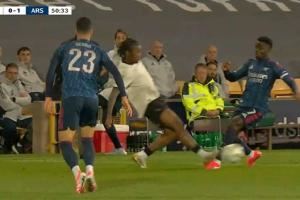 还好无大碍！萨卡被对方球员蹬踏，痛苦倒地