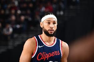 平森：西蒙斯做出了一系列愚蠢的决策 放弃上篮&连个三分都不敢投