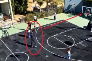 詹姆斯要求好友配音模仿比赛最后时刻紧张氛围 自己连续三投不中