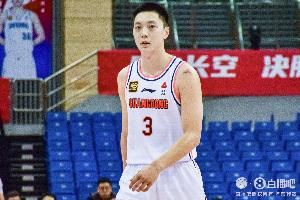 胡中锋!全运会首战胡明轩贡献7分5板3助4断 官网给的位置是中锋 胡中锋!全运会首战胡明轩贡献7分5板3助4断 官网给的位置是中锋