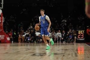 阿里纳斯谈弗拉格：基德也让字母打控卫 看看现在的字母吧