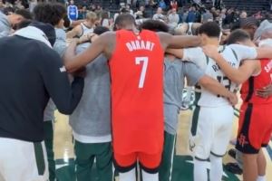 赢了也“加入”！赛后雄鹿队围成一圈祈祷 杜兰特&谢泼德也加入