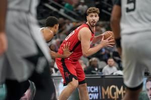 乌度卡：希望申京积极冲抢篮板 他大部分时间都能保持简单打法