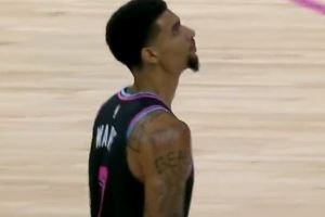 这大个儿挺灵活！韦尔机警绕前抢断 反击飞奔单臂舒展劈扣！